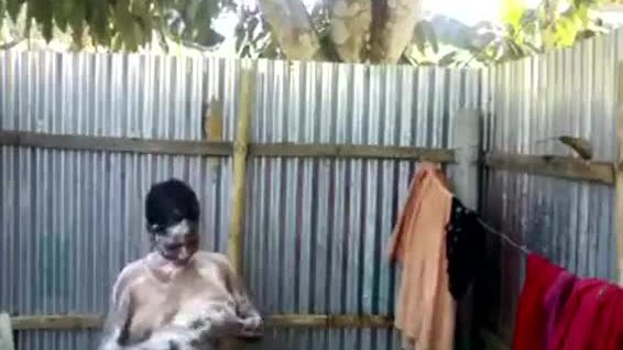 Bangla hot figured desi lady taking nude bath video footage leaked